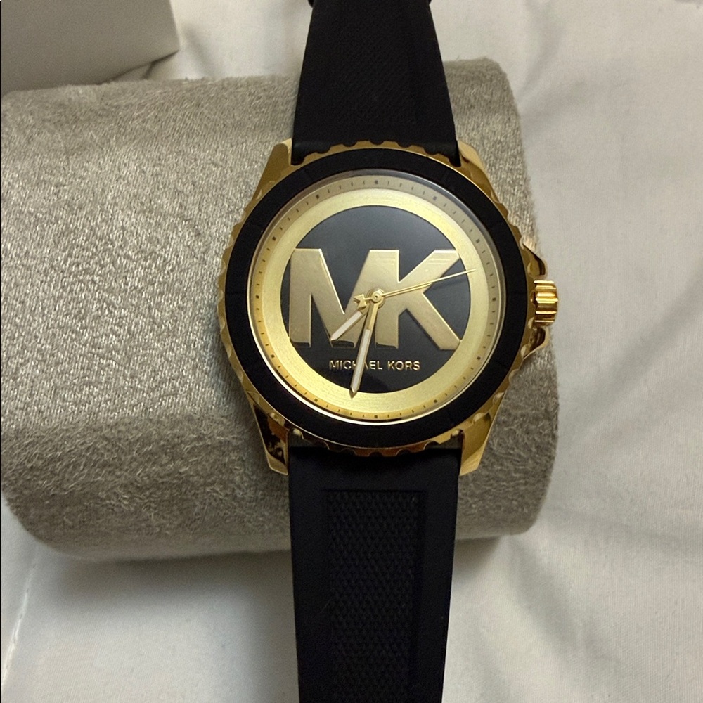 MICHAEL KORS Black and Gold Logo, Dial Silicone Strap Watch🔥🔥🔥